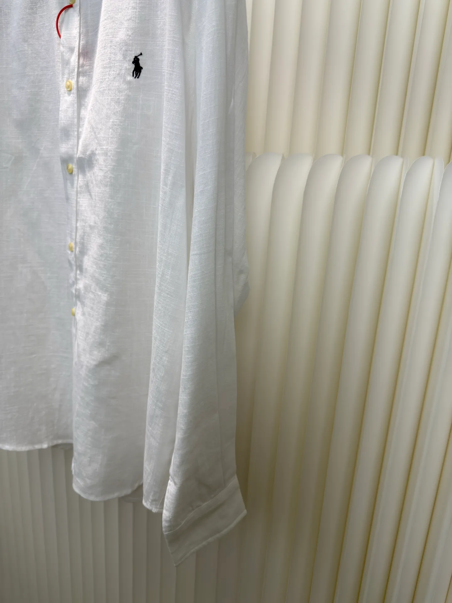 P410 Ralph Lauren embroidered linen shirt. Selected from the finest linen material and featuring iconic pony embroidery, it is simple yet highly recognizable. The clever design of the outer I-shaped pleated slit-style back yoke adds a sense of agility and elegance.  Adopting side-turning and embedded clamping stitching technology, it is smooth and tidy. The fabrics have been washed and have a better hand feel. Not easy to deform, not easy to shrink, not easy to fade, and maintain long-term beauty. Size: s m l xl